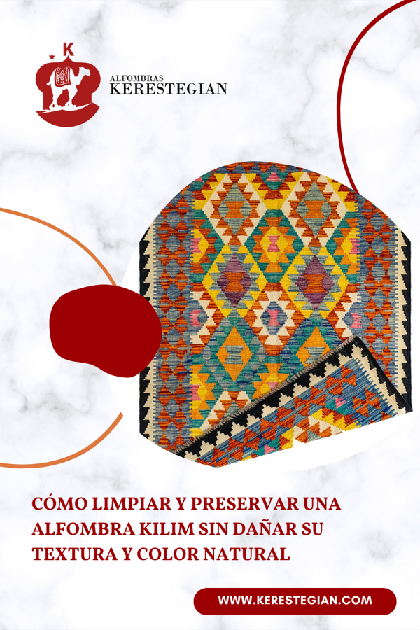 Mujer limpiando una alfombra Kilim con cuidado en su hogar