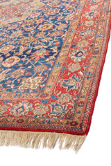 Vista angular de la alfombra oriental antigua, destacando la textura y la transición de patrones a lo largo del borde.