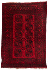 Alfombra oriental roja con detalles geométricos en negro y borde decorativo.
