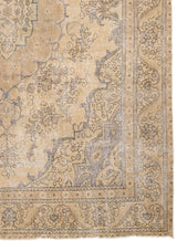 Detalle de la alfombra con su esquina ligeramente doblada, mostrando el reverso y los patrones ornamentales.