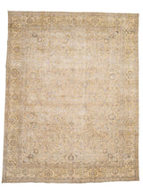 Vista completa de una alfombra oriental en tonos beige y marfil con intrincados patrones florales.