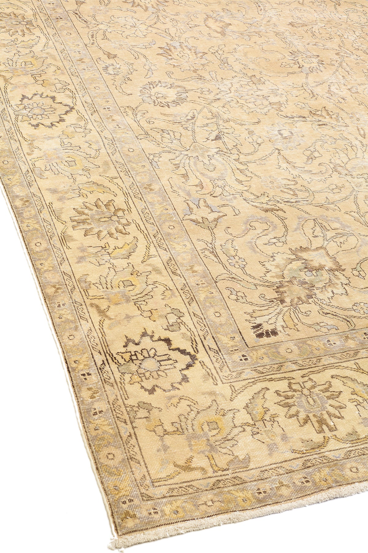 Perspectiva diagonal de la alfombra resaltando la textura y definición del diseño floral en el borde.