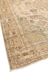 Vista cercana de los patrones geométricos en el borde de una alfombra beige con detalles decorativos marrones.