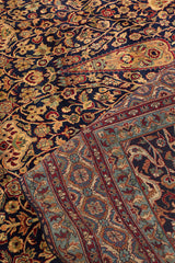 Detalle del reverso de la alfombra persa, mostrando su fina trama y los colores tradicionales utilizados en el tejido.
