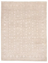 Vista completa de una alfombra con un delicado diseño floral monocromático en tonos beige y blanco.