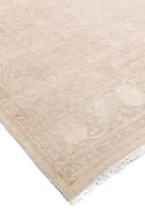 Vista en perspectiva de la alfombra mostrando el grosor y la textura del tejido con su patrón floral.