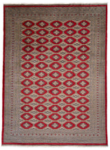 Alfombra oriental con diseño de rombos rojos y patrones geométricos intrincados.