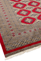 Vista lateral de la alfombra mostrando el intricado tejido geométrico.
