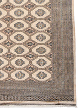 Detalle de la alfombra oriental mostrando patrones geométricos intrincados