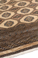 Vista de ángulo lateral de alfombra con flecos y borde decorativo