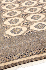 Patrón geométrico en alfombra oriental en tonos cálidos y detalles intrincados