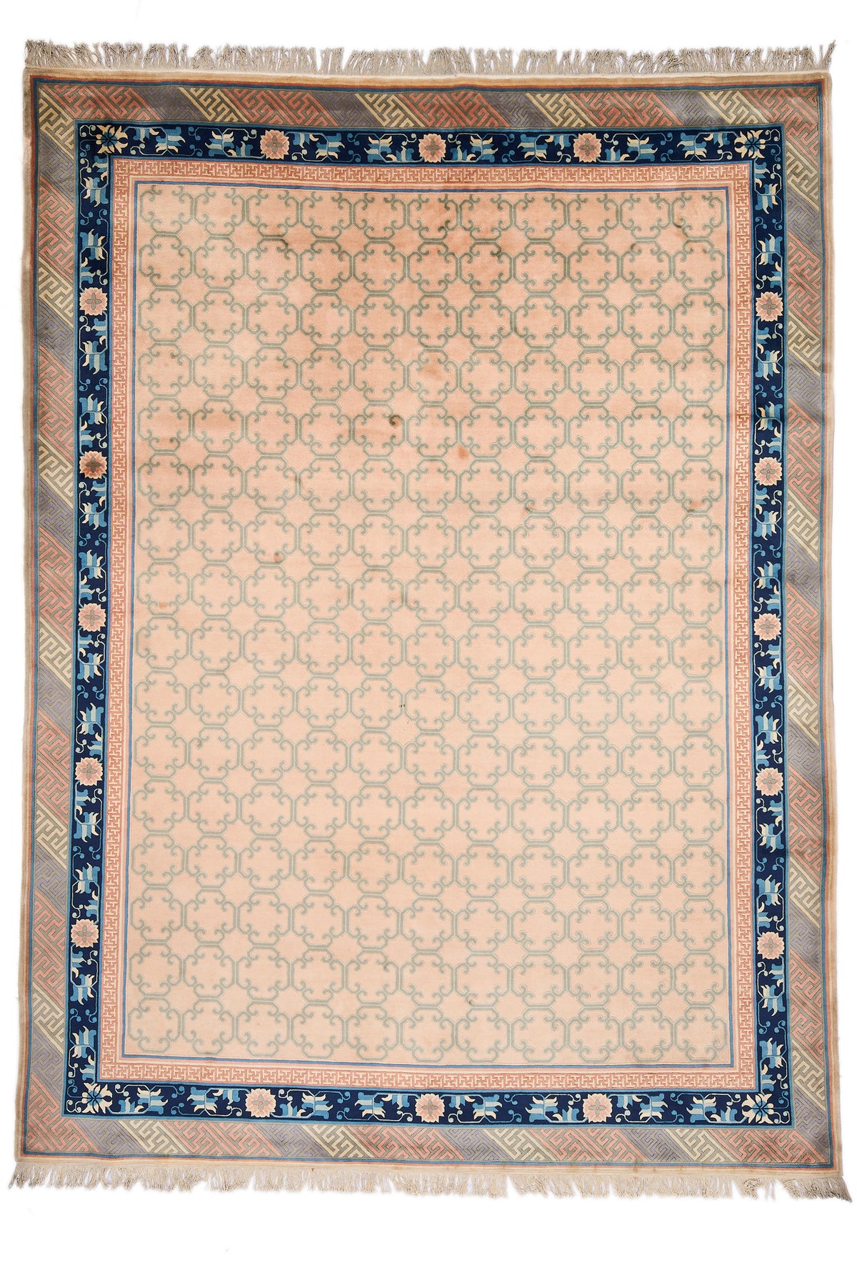 Alfombra oriental beige con patrón geométrico enmarcado por borde azul con motivos florales.