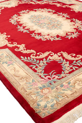 Primer plano del borde floral beige con flores y hojas en colores pastel.