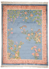 Alfombra con fondo azul pastel y diseño floral bordado en tonos rosas y verdes