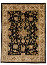Alfombra tradicional con motivos florales en tonos oscuros y borde beige claro.