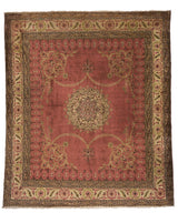 Alfombra clásica con fondo rosa y patrones ornamentales dorados y beige enmarcados.