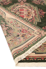 Esquinas de la alfombra mostrando flecos y detalles florales en el borde beige.