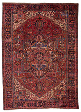 Vista completa de una alfombra con diseño floral en tonos oscuros y beiges, con detalles intrincados en negro y beige.