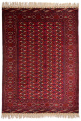 Alfombra oriental con patrón geométrico y base roja adornada con motivos florales y simetría en tonos rojos y beige.