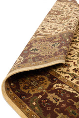 Detalle del borde y los flecos de la alfombra oriental en tonos beige y marrón.