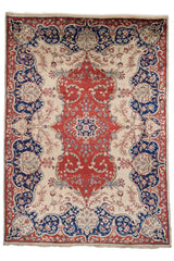 Alfombra oriental de fondo rojo con intrincados detalles florales en tonos beige, verde y azul, enmarcada por una guarda floral beige.