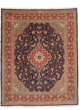 Alfombra persa de diseño floral intrincado en tonos rojo y beige.