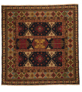 Alfombra oriental con patrones geométricos de colores cálidos enmarcada por un borde beige con detalles florales.