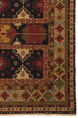 Detalle de la esquina inferior derecha de una alfombra oriental con intrincados patrones geométricos rojos y beige.