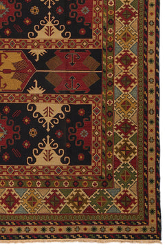 Detalle de la esquina inferior derecha de una alfombra oriental con intrincados patrones geométricos rojos y beige.