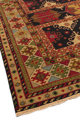 Vista lateral de una alfombra oriental resaltando su borde con detalles florales y geométricos en tonos beige y rojo.