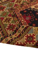 Patrón geométrico central de una alfombra oriental con fondo rojo y borde beige, destacando su compleja simetría.