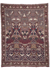 Alfombra detallada con diseño de figuras humanas y animales en tonos rojo, beige y azul.