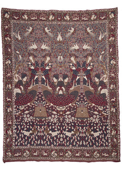 Alfombra detallada con diseño de figuras humanas y animales en tonos rojo, beige y azul.
