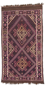 Alfombra de fondo marrón oscuro con patrones geométricos en tonos rosa, morado y beige.