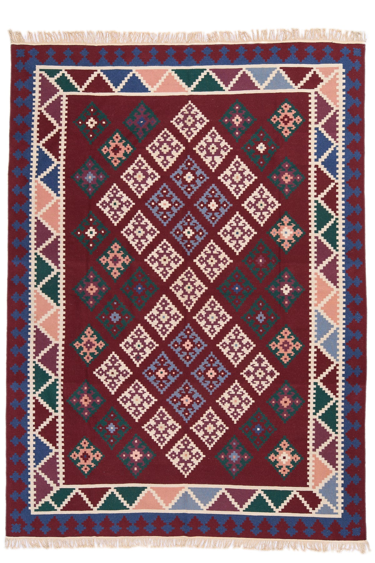 Alfombra kilim tradicional con fondo burdeos y diseño geométrico en tonos beige, verdes y azules.