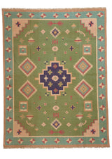 Alfombra oriental con diseño central geométrico y fondo rojo con bordes verdes y detalles en beige.