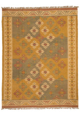 Alfombra kilim con patrón geométrico en tonos amarillos y verdes, resaltado con detalles étnicos en color beige y rojo.