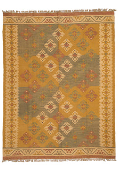 Alfombra kilim con patrón geométrico en tonos amarillos y verdes, resaltado con detalles étnicos en color beige y rojo.