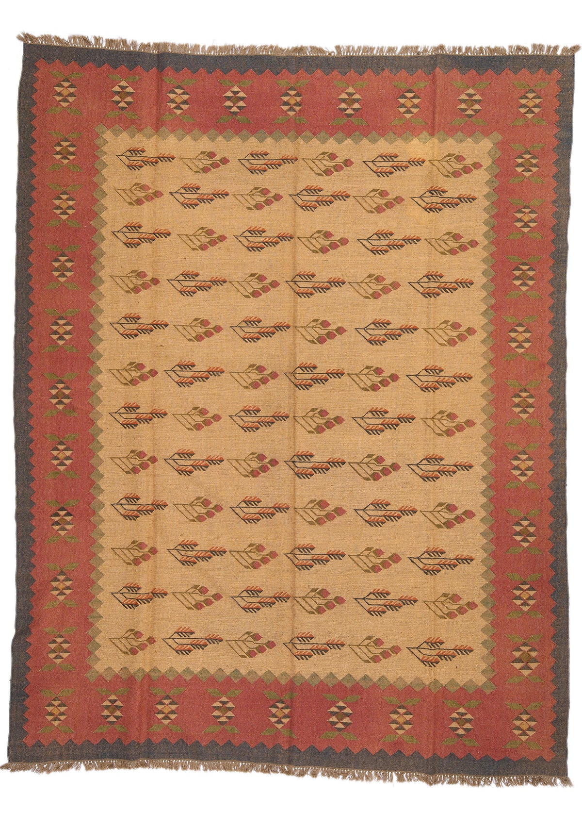 Alfombra kilim con patrón geométrico en tonos dorados y verdes, con bordes en crema y detalles decorativos en rojo.