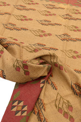 Pliegue de una alfombra kilim, mostrando su textura tejida a mano y la combinación de colores cálidos en mostaza y crema.