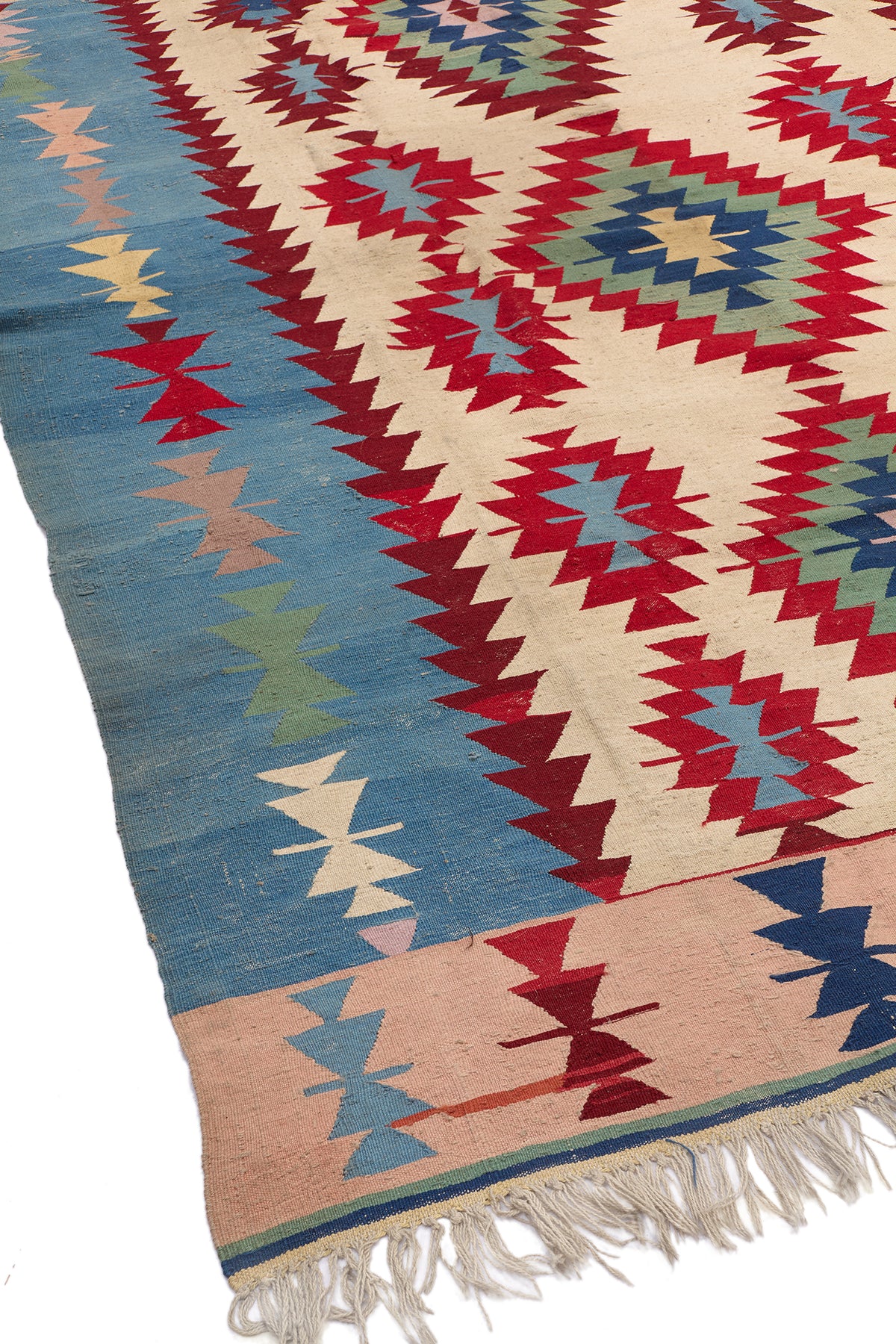 Bordes y textura tejida a mano de la alfombra kilim en colores dorados y verdes.