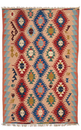 Alfombra con patrones geométricos en tonos vibrantes de rojo, azul y beige, con detalles en zigzag.