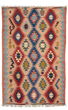 Alfombra con patrones geométricos en tonos vibrantes de rojo, azul y beige, con detalles en zigzag.