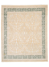 Vista superior de alfombra oriental clásica con borde verde y detalles en beige.