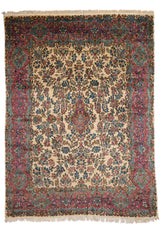 Alfombra oriental con diseño floral en tonos beige y azul claro.