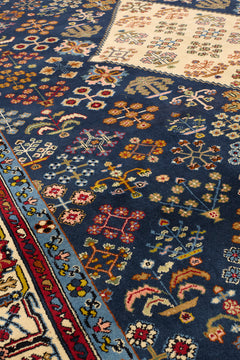 Vista lateral de una alfombra persa enrollada, destacando el espesor y la textura de la tela.