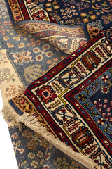 Detalle de los flecos de la alfombra persa con el borde decorativo floral.