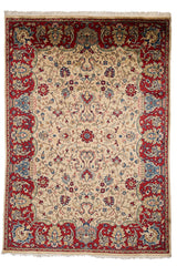 Alfombra persa con fondo beige y detalles florales en azul y rojo en los bordes.