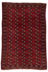 Alfombra roja con patrón geométrico repetitivo en tonos negros y beige sobre fondo rojo intenso.