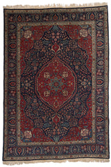 Alfombra oriental con fondo rojo y detalles geométricos intrincados, bordeada por patrones florales en beige y verde
